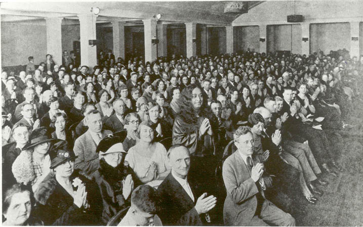 Yogananda con estudiantes